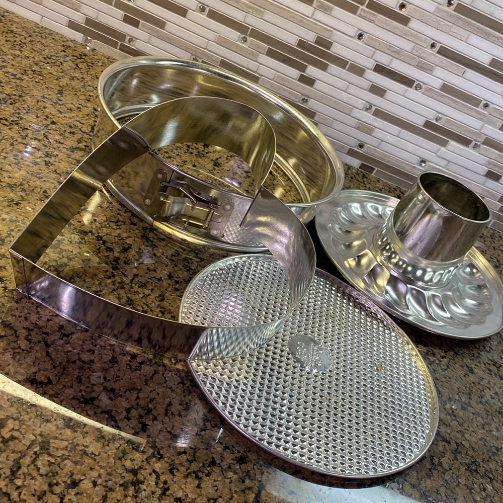 The Pampered Chef Springform Bundt Cake Pan 4 piece set